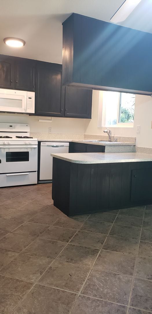 Building Photo - Duplex Townhome with Huge yard on Cul de S...