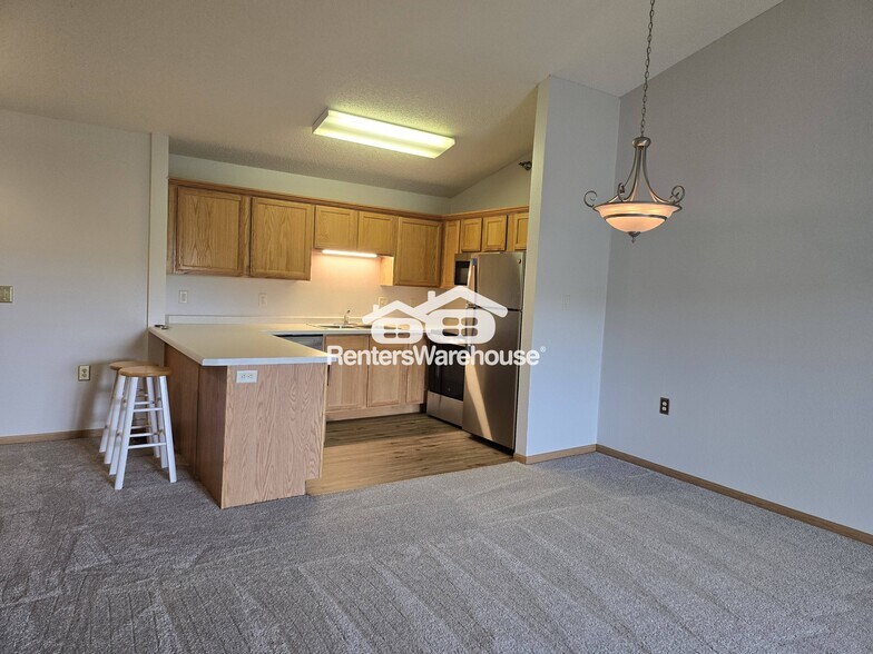 Building Photo - 1321 Lake Dr E