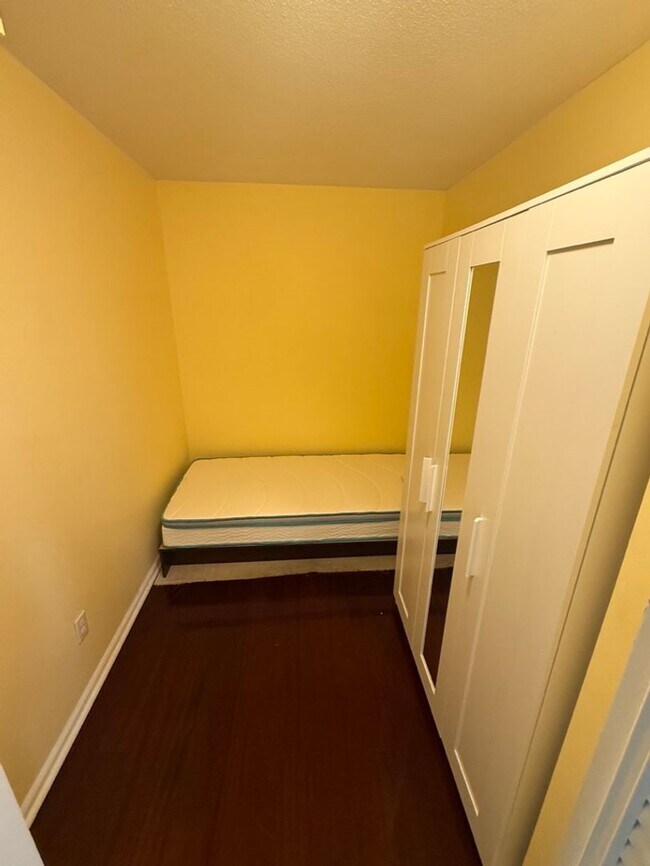 Building Photo - Fantastic Centrally Located Condo