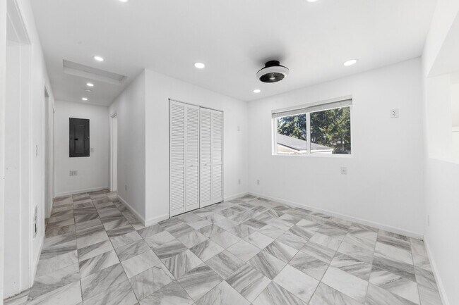 Building Photo - Updated Duplex