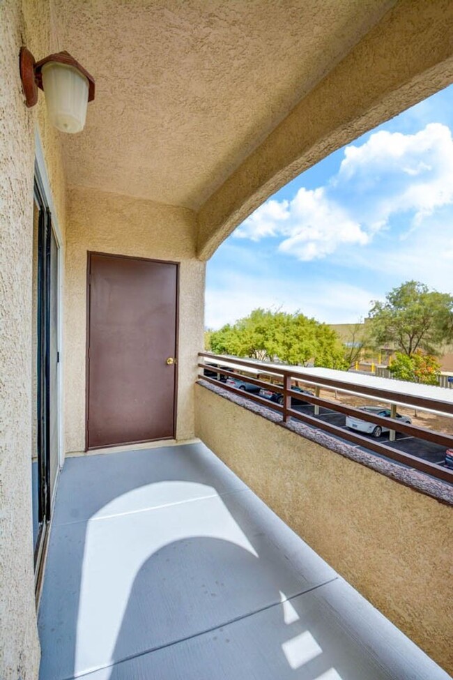 Building Photo - CLEAN, move in ready~GATED and super COMMU...