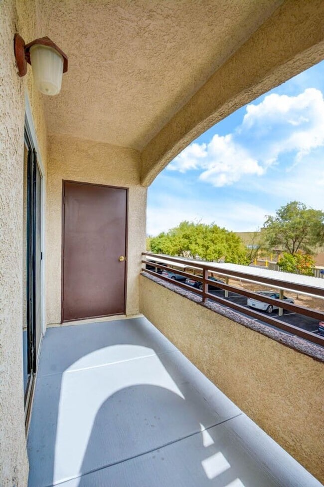 Building Photo - CLEAN, move in ready~GATED and super COMMUNITY!