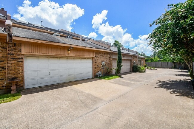 Building Photo - 9625 Bayou Brook St