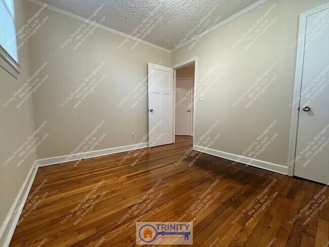 Building Photo - Bright and Sunny 2-bedroom, 1-bathroom Hom...