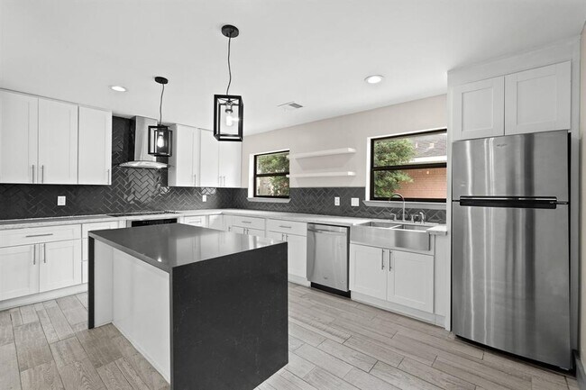 Building Photo - 5522 Braesvalley Dr