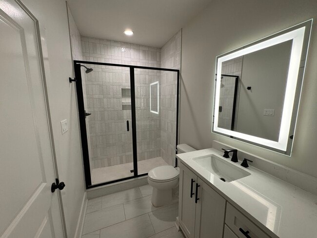 Building Photo - Newer 3 bedroom 2.5 bathroom townhome in H...