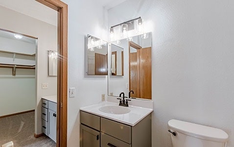 Building Photo - 1121 Range View Cir