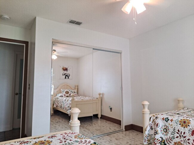 Building Photo - 3 BEDROOM POOL HOME OASIS IN FLORIDA SHORES EDGEWATER