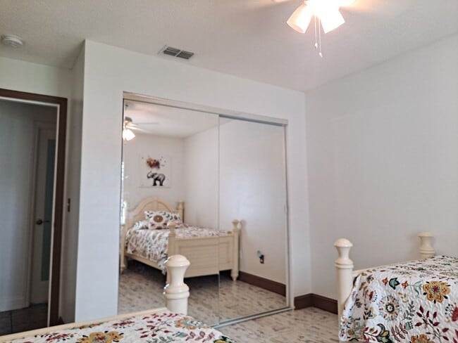 Building Photo - 3208 Royal Palm Dr