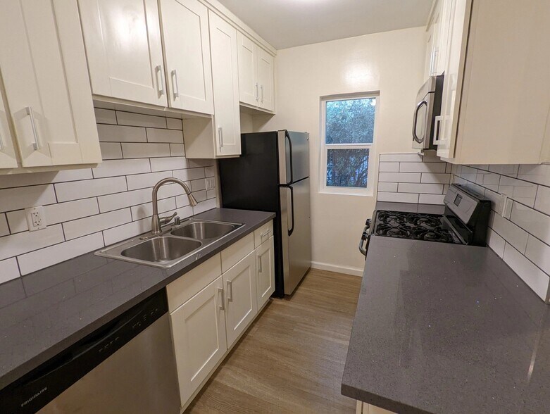 Building Photo - 6142 Eleanor Ave