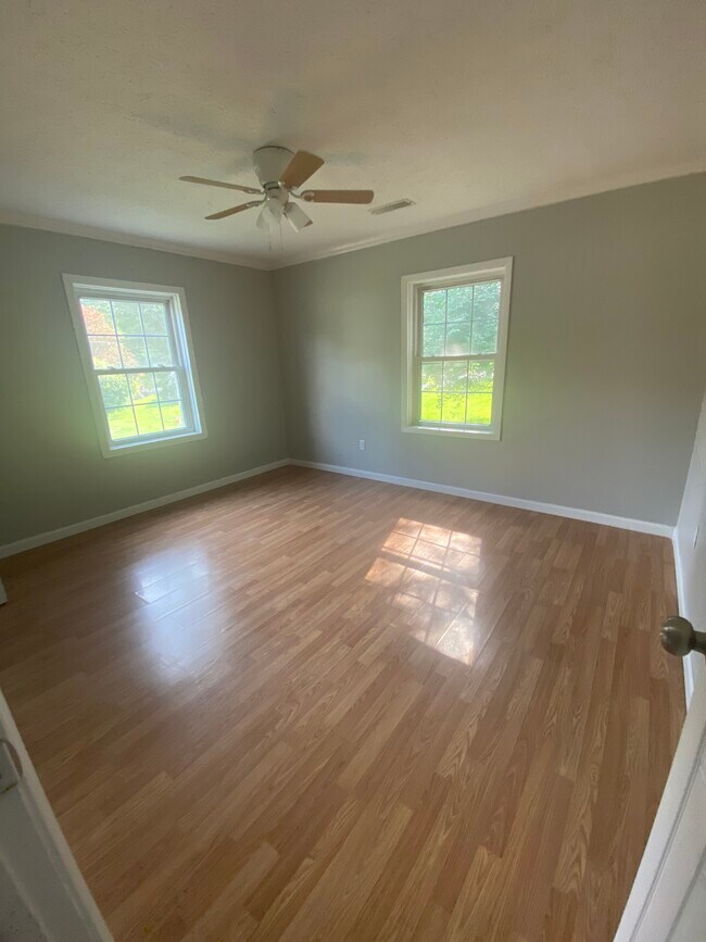 Master bedroom - 776 Valley Dr