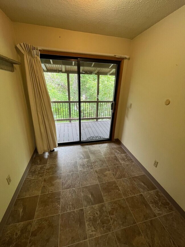 Building Photo - 1 Bed/1 Bath with River Views! Riviera Rid...