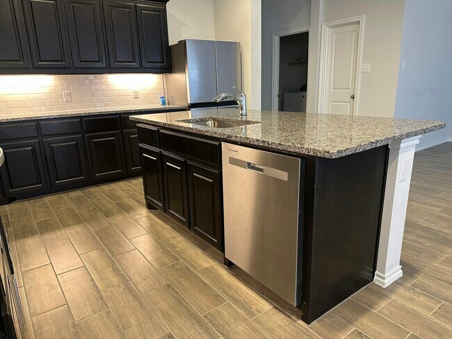 Building Photo - 3404 Tahiti