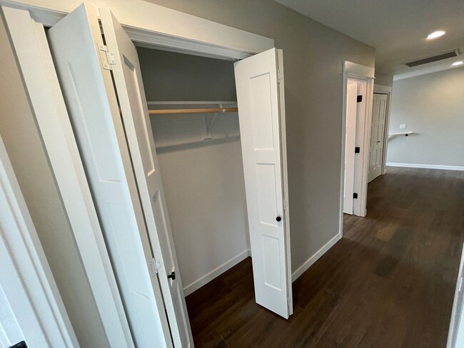 Building Photo - **Move in special - $500 off of 1st Month'...