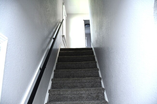 Building Photo - NEW LISTING!! 3 Bedroom House