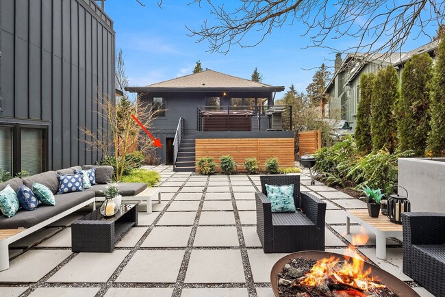 Building Photo - 4408 Thackeray Pl NE