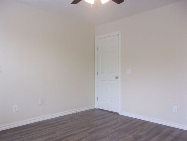 Building Photo - 2 BED 1.5 BATH TWO STORY TOWNHOUSE- WARR A...