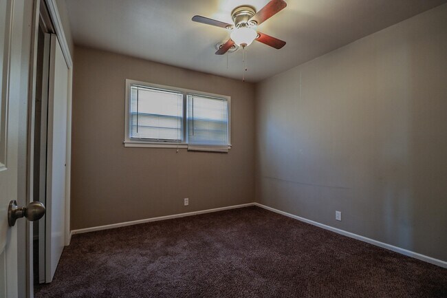 Building Photo - Pre-Leasing  - 3 bed 2 bath