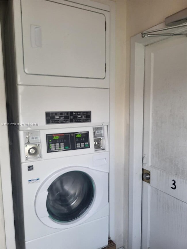 Building Photo - 215 Sidonia Ave