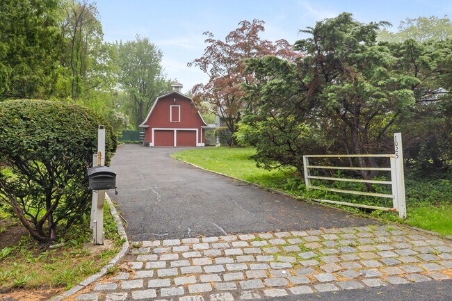 Building Photo - 1025 Old White Plains Rd