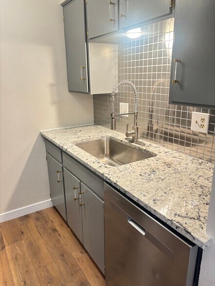 Primary Photo - 404-406 S 9th Ave