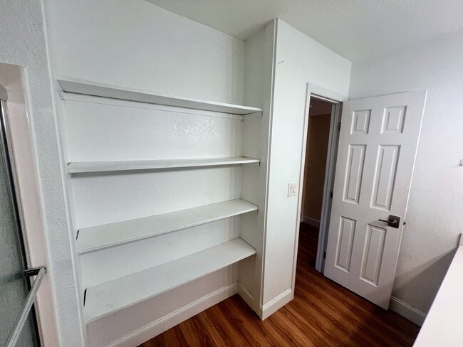 Building Photo - 2 Bedroom Condo for Rent