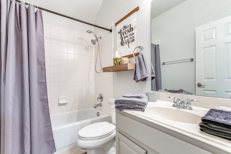 Building Photo - 8421 Green Ash Dr