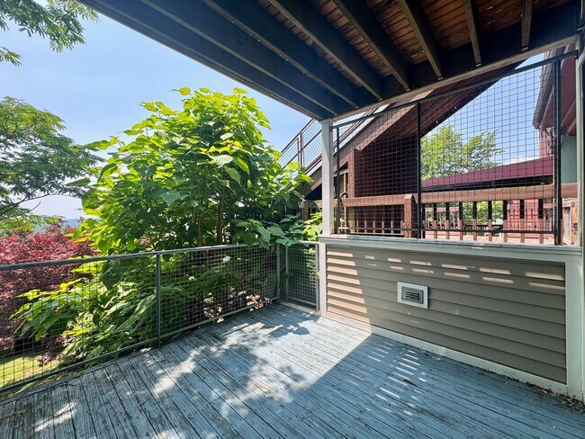 Building Photo - 953 Pavilion St