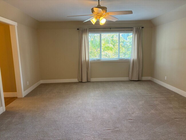 Building Photo - Large 4 Bedroom 3 bath Home, Plus Bonus Ro...