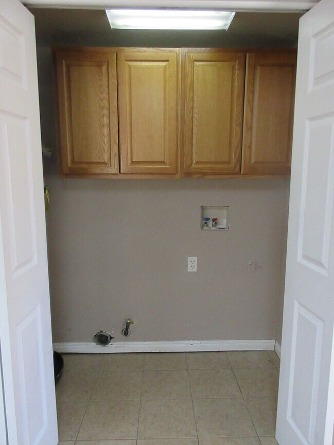 Building Photo - 4 bedroom, 2 bathroom apartment