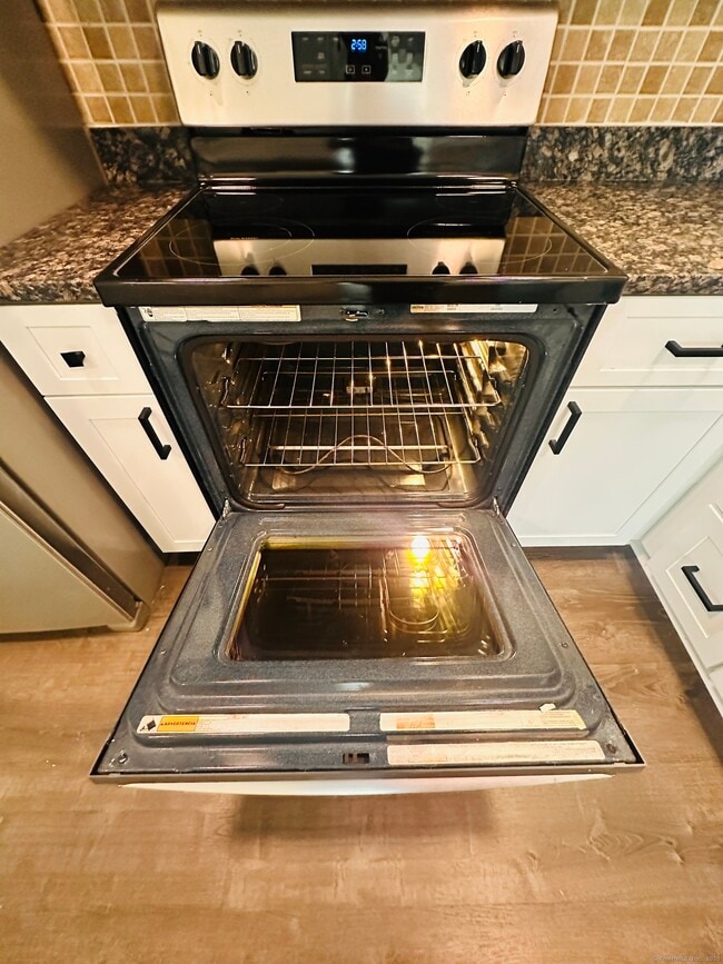 Building Photo - 266 Linwood St