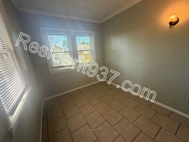 Building Photo - 2 Bed 1 Bath