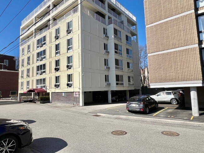 Building Photo - 4 Trowbridge Pl