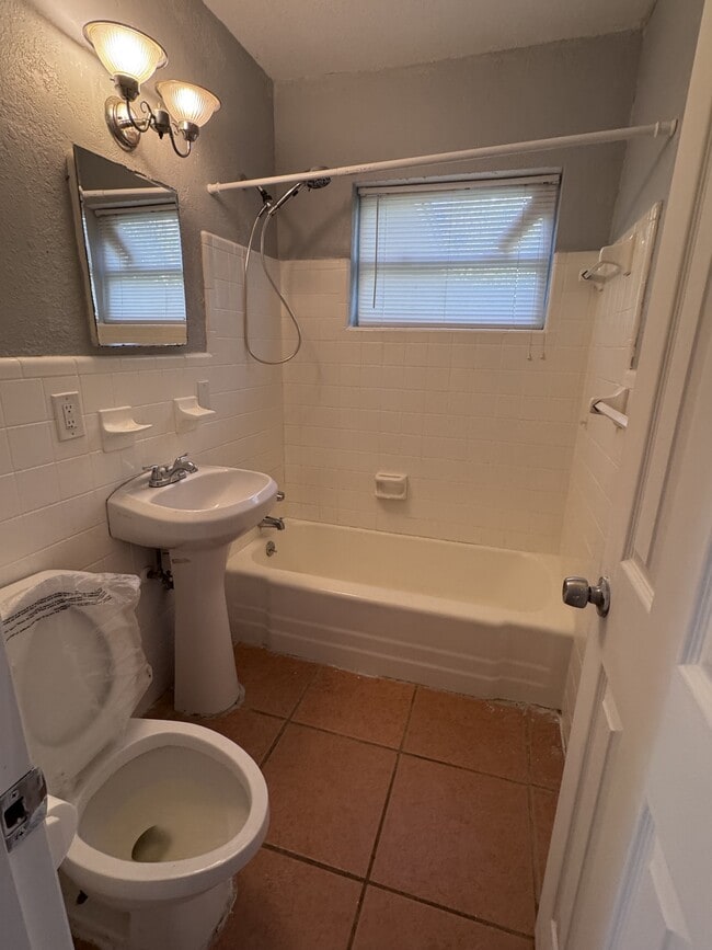 Building Photo - 151 SE Castana Ct