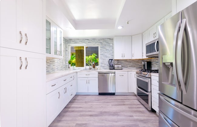 Building Photo - Renovated 3 Bed, 3 Bath Townhome Available...