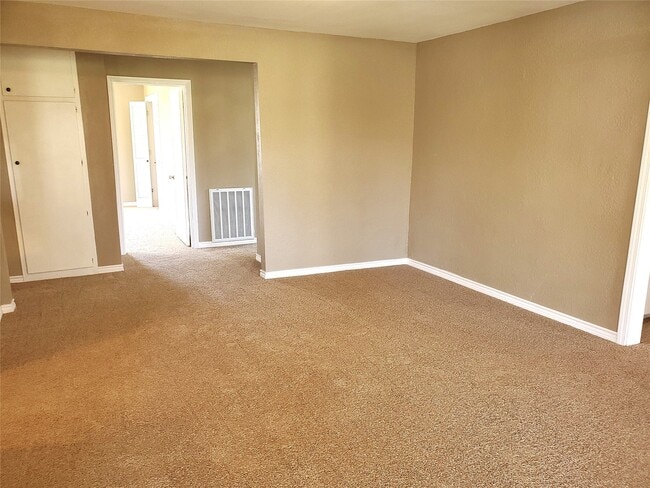 Building Photo - 223 S Willow St