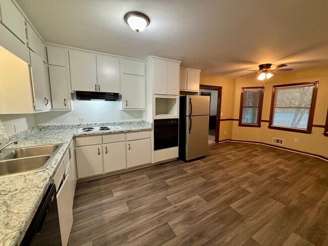 Building Photo - 2021 N Oak Dr