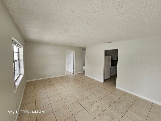 Building Photo - Beautiful and cozy 2/1 apartment available now!