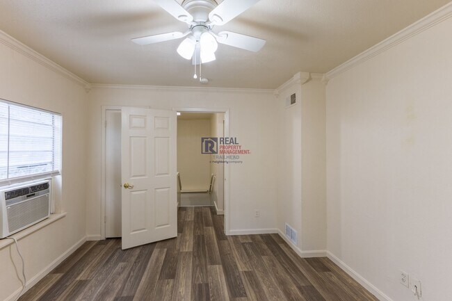 Building Photo - Distinctive Glen Rose Home with Large Rooms, Fenced Yard & Covered Parking