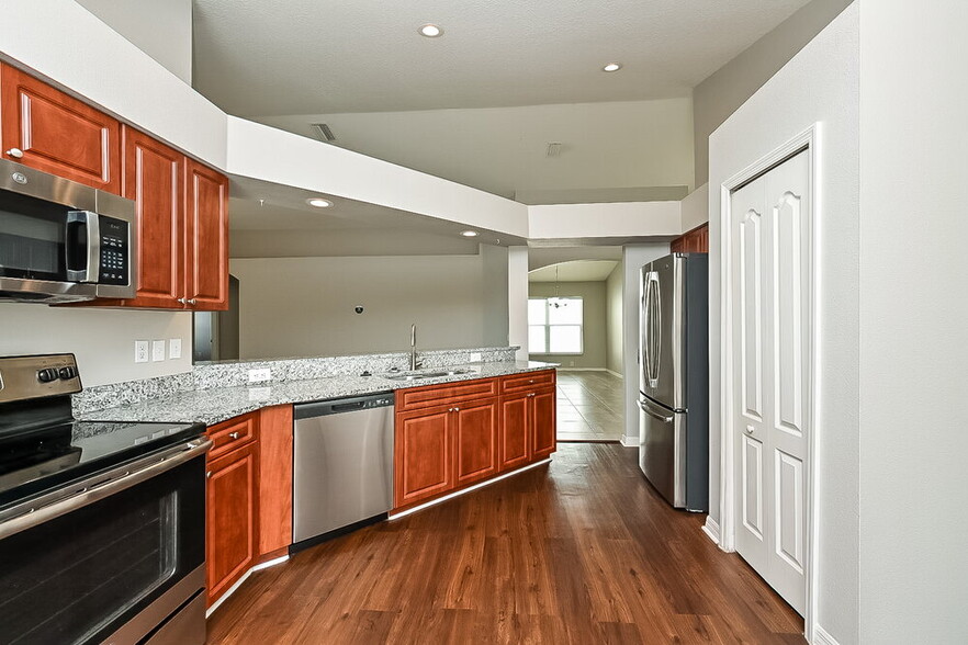 Building Photo - 12903 Lake Vista Dr