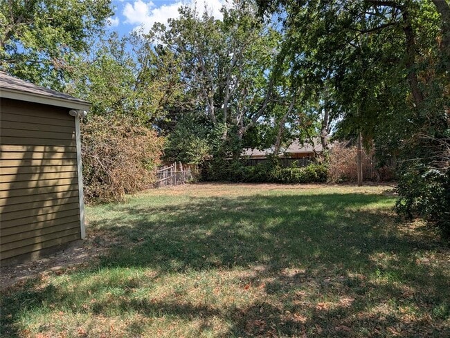 Building Photo - 1614 Iowa St