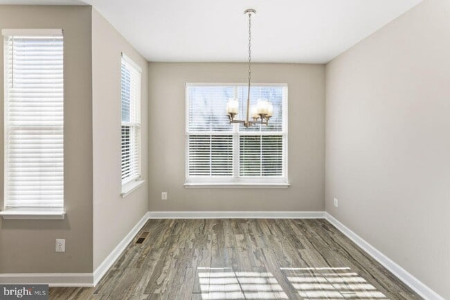 Building Photo - Amazing 3 bedroom/3.5 bathroom Townhouse