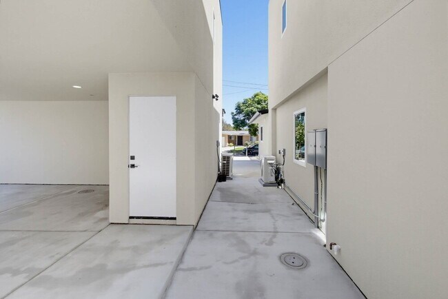 Building Photo - Pacific Beach Walking Distance To Mission Bay