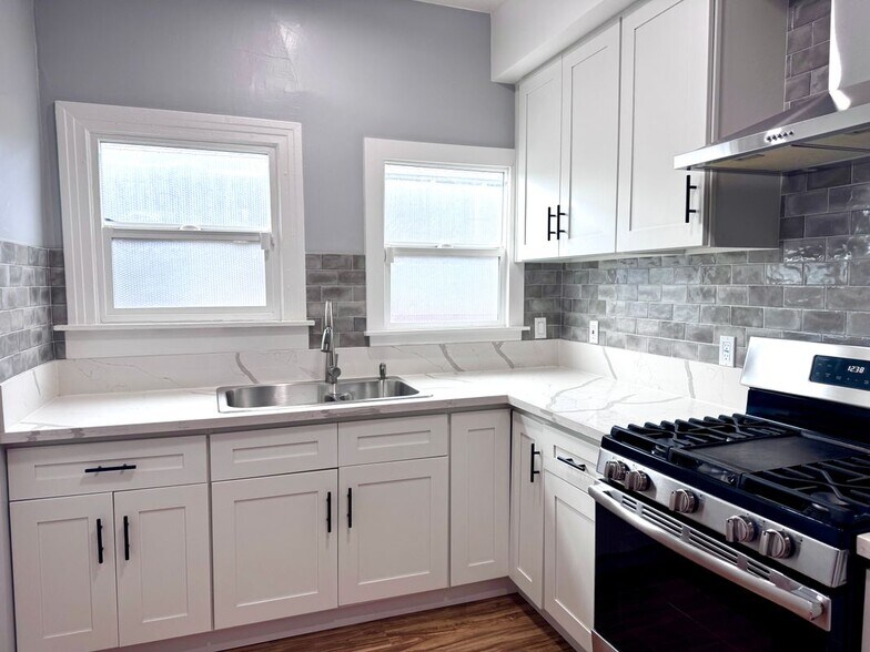 Building Photo - 1151 E 15th St