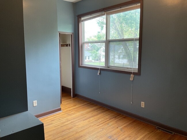 Building Photo - 512 Beaumont St E