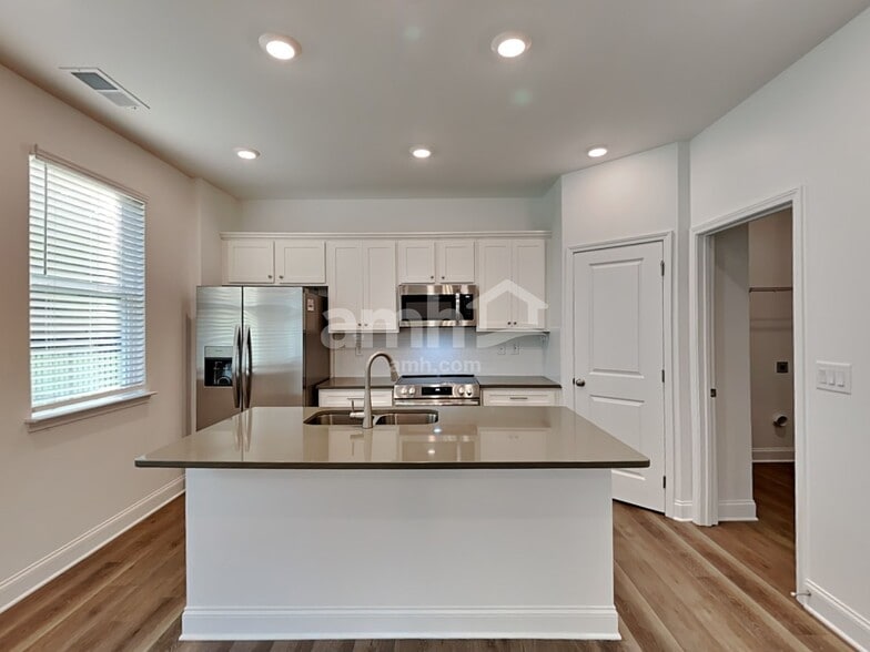 Building Photo - 1043 Highland Walk