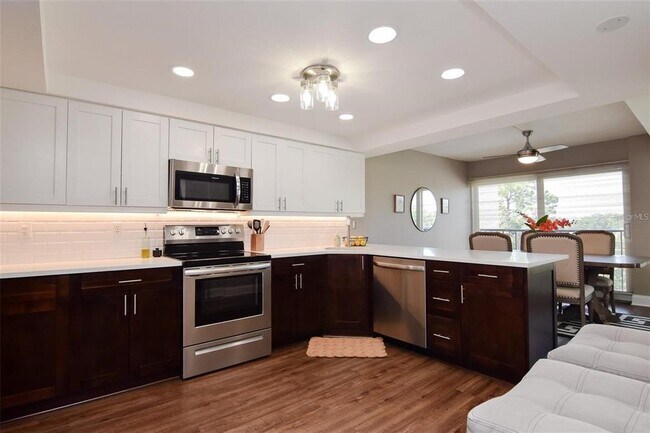 Building Photo - 225 Country Club Dr