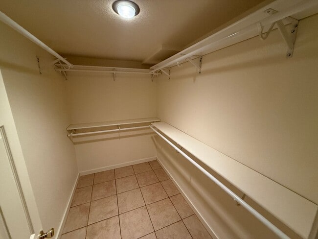 Building Photo - Beautiful 3-Level Corner Unit Townhouse with Garage