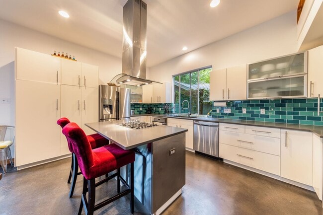 Building Photo - Gorgeous Fully Furnished Home in Brentwood...