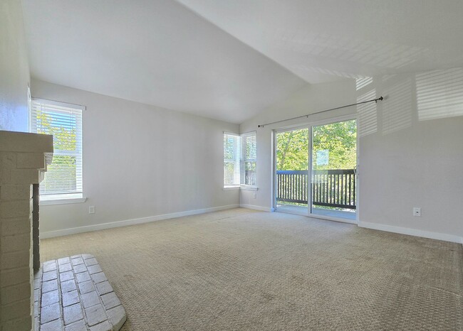 Building Photo - 2 Bedroom Condo Available in Kenmore - $50...